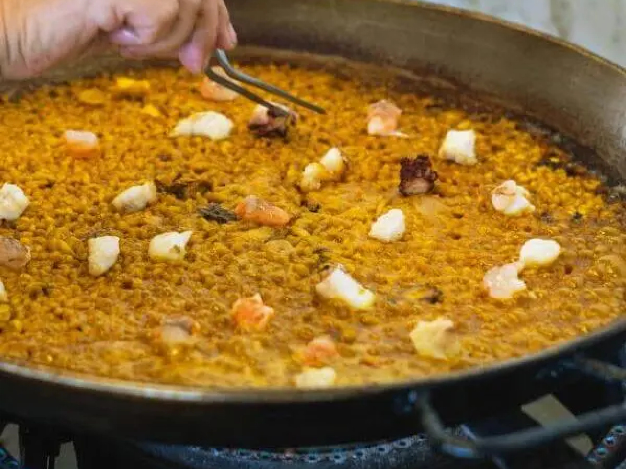 Paella-de-Lo-Nuestro-e1736421808684.jpg