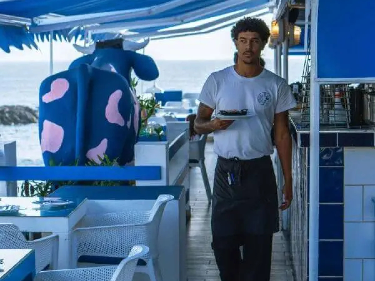 Camarero-en-terraza-en-La-vaca-azul-e1736442686486.jpg