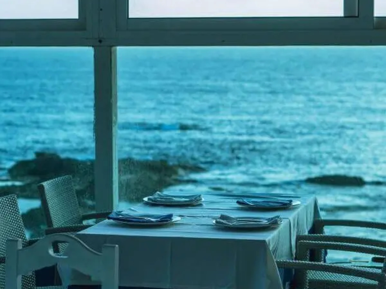 Mesa-con-vistas-al-mar-de-La-Marisma-e1736440758608.jpg