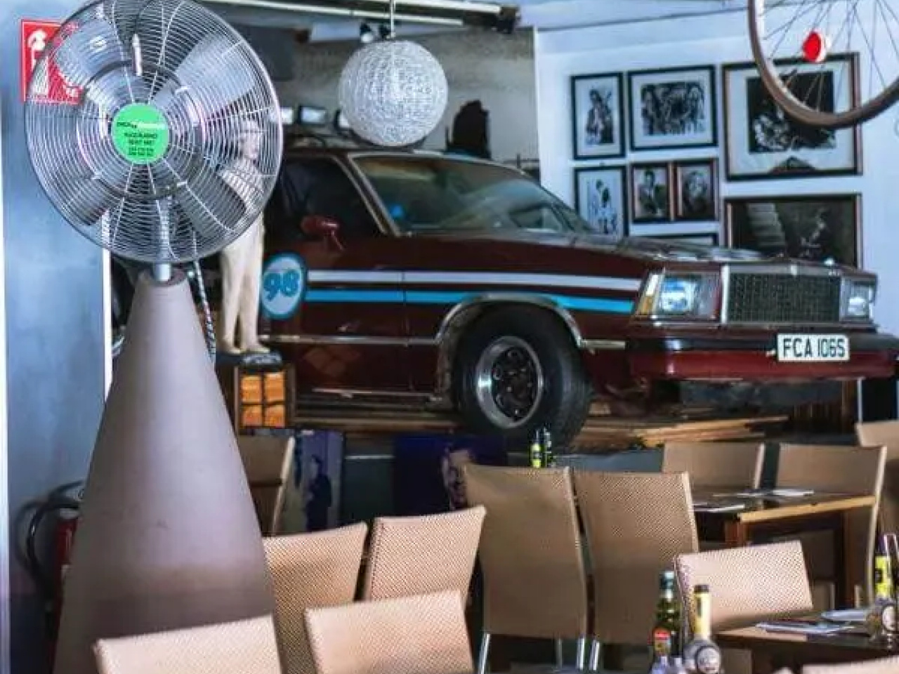 Coche-dentro-de-Fado-Rock-Steak-House-e1736498289790.jpg