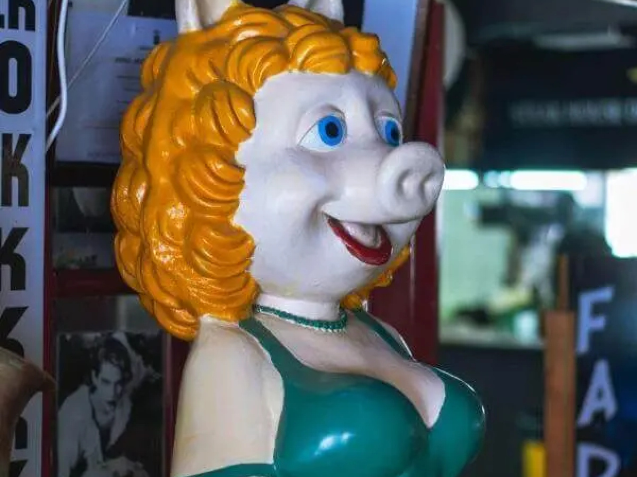 Escultura-de-un-cerdo-de-Fado-Rock-Steak-House-e1736498308604.jpg