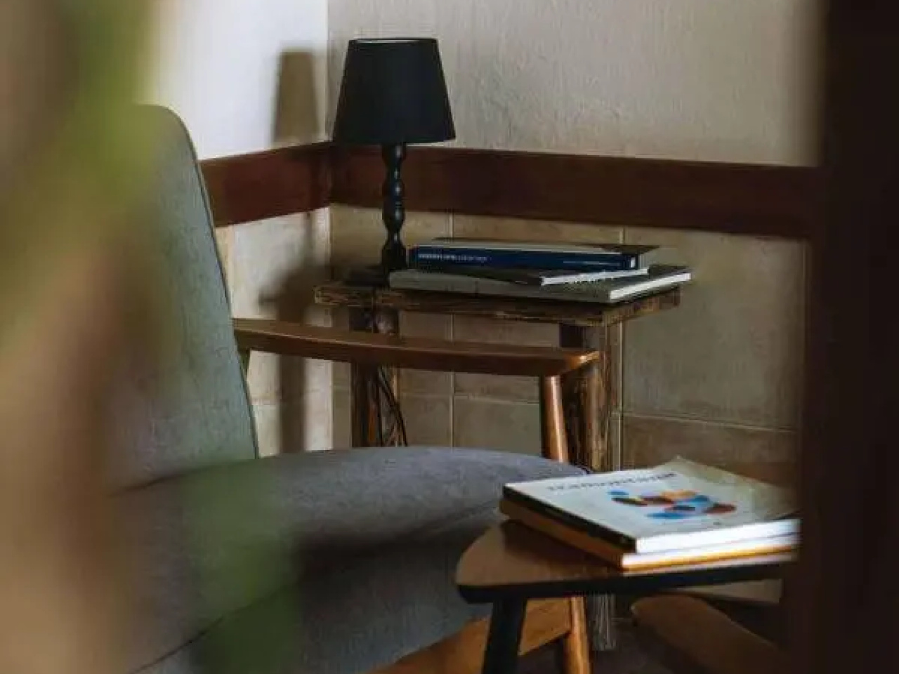 Mesa-con-libros-de-Una-Mano-BarCocina-e1736497240925.jpg