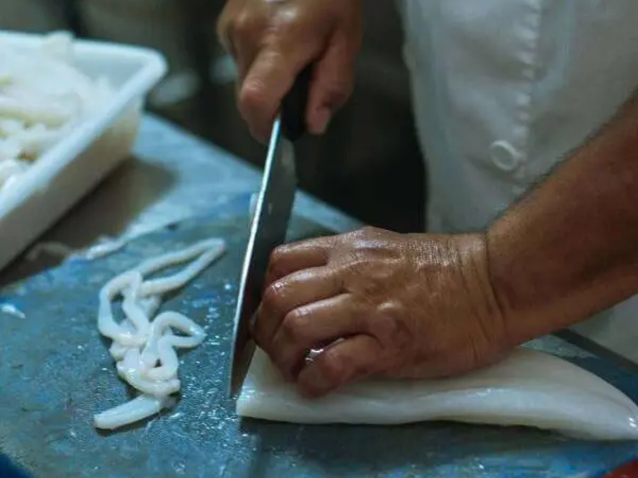 Persona-cortando-pescado-e1736351462529.jpg