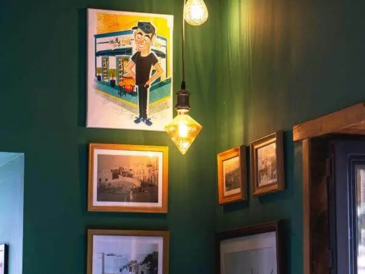 Pared-con-cuadros-de-Muelle-Viejo-Lounge-Cafe-e1736349848828.jpg
