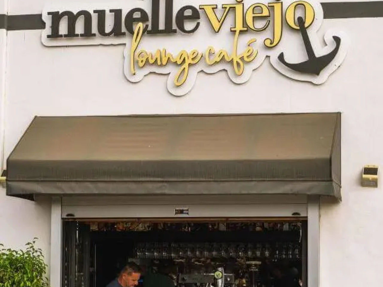 Entrada-a-Muelle-Viejo-Lounge-Cafe-e1736349875864.jpg